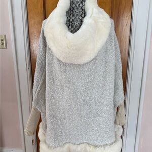 Elegant White Fur-Trimmed Women's Poncho